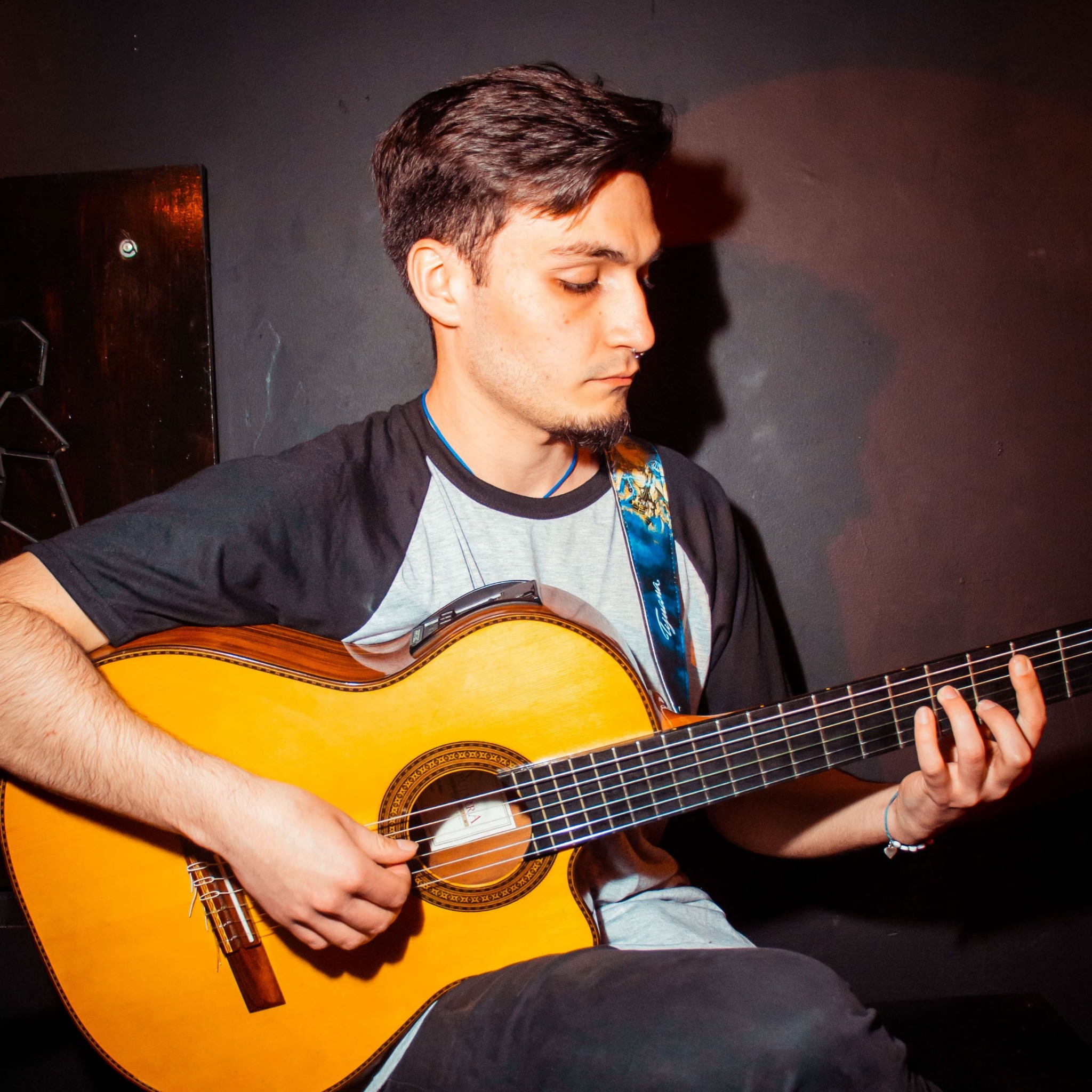 Foto de Taiel Ramírez tocando la guitarra